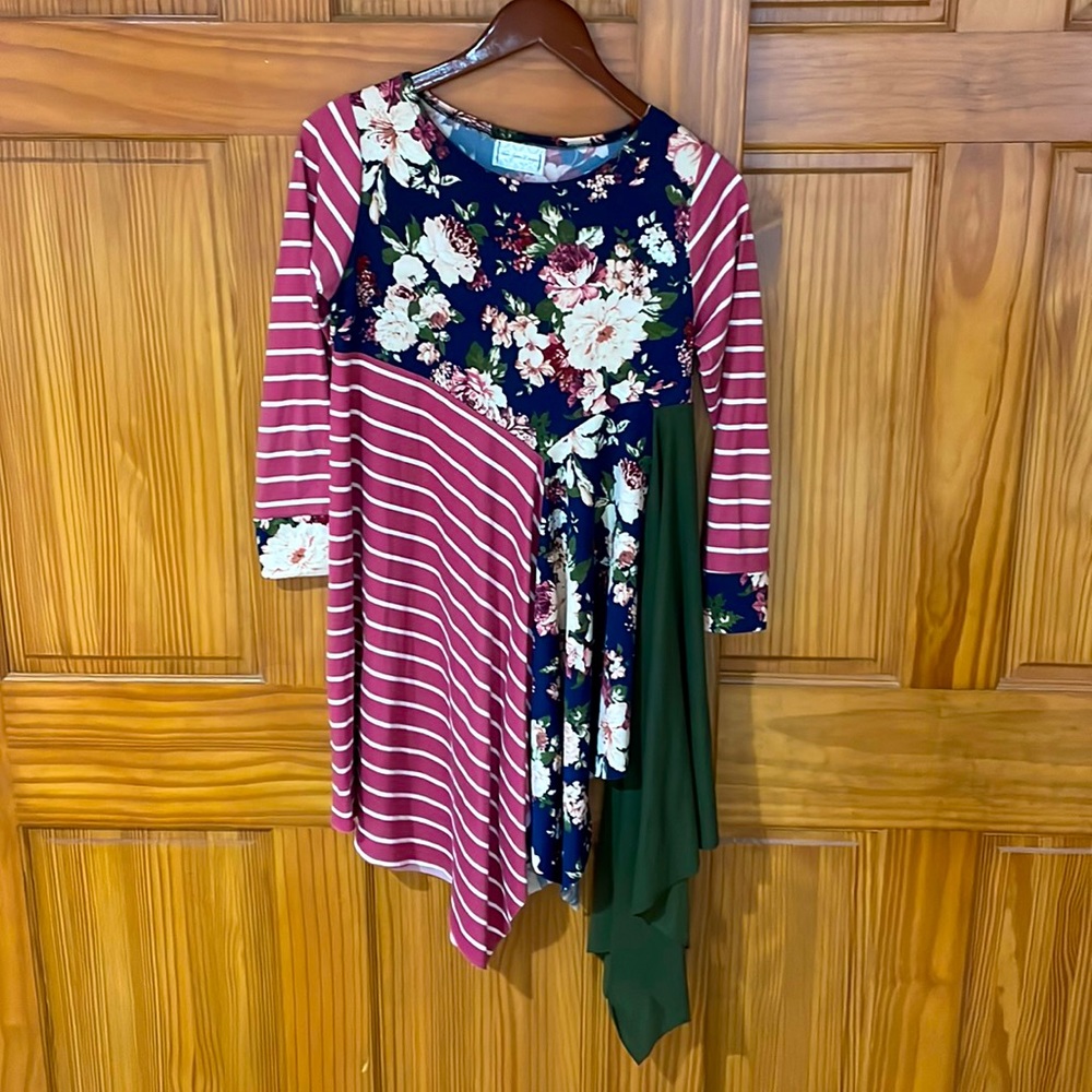 Cute mixed-media assymetrical hem top!!